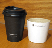 新しくデザインされたテイクアウト用コーヒーカップとスリーブ。