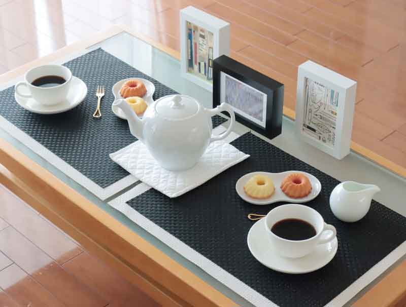 ブラックアンドホワイトの置き物　カフェテーブル