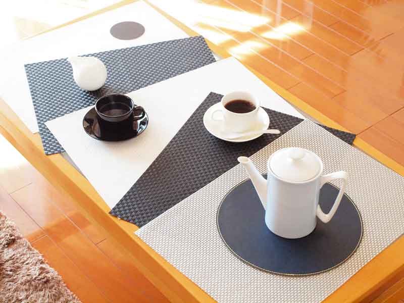 コントラストあり　カフェテーブル