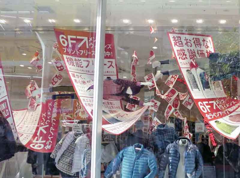 ユニクロ池袋のウインドウディスプレイ