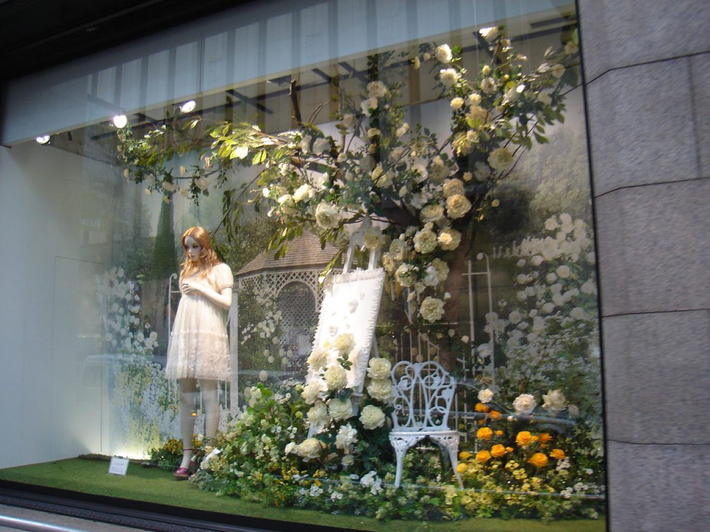 新宿伊勢丹のウインドウディスプレイ