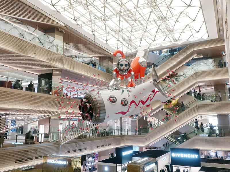 銀座シックス　ヤノベケンジ作品